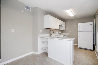 6813 N Clearview Ave in Tampa, FL - Building Photo - Building Photo