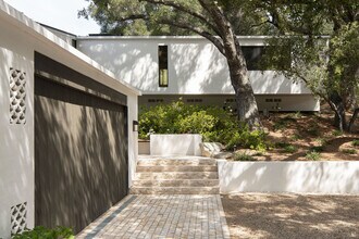 901 Crater Camp Dr in Calabasas, CA - Foto de edificio - Building Photo