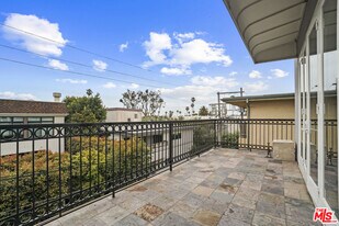 11952 Montana Ave in Los Angeles, CA - Building Photo