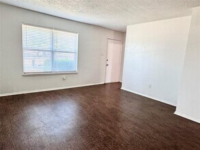 441 SW Thomas St in Burleson, TX - Building Photo - Building Photo
