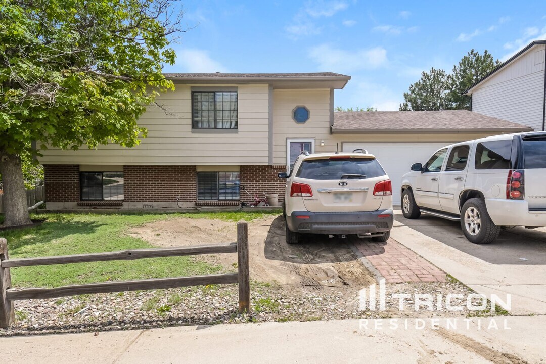 10612 Bellaire St in Thornton, CO - Foto de edificio