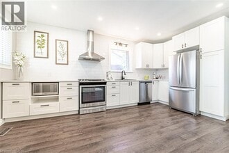 146 Welbourn Dr in Hamilton, ON - Building Photo - Building Photo