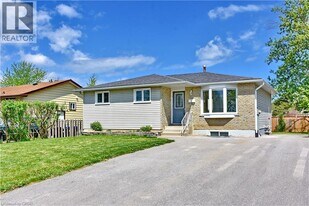 8 Rhonda Rd in Collingwood, ON - Building Photo