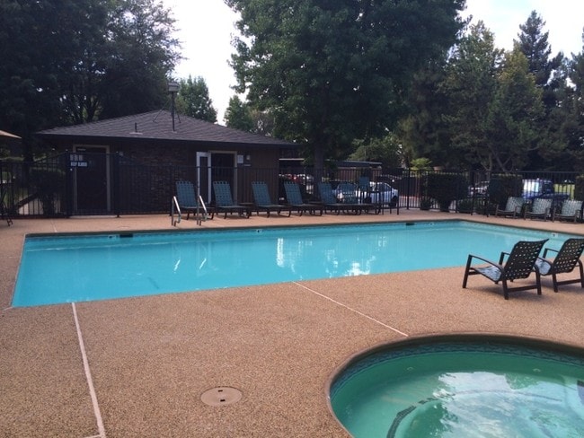 Sandpiper Village in Manteca, CA - Foto de edificio - Building Photo