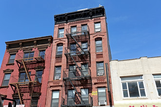 276 Grand St in New York, NY - Building Photo - Building Photo