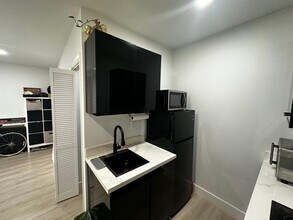 2161 NW 89th Terrace in Pembroke Pines, FL - Building Photo - Building Photo