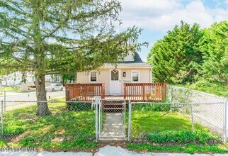 137 Seabreeze Way in Keansburg, NJ - Building Photo - Building Photo