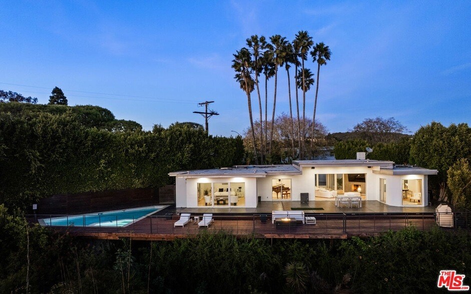 10134 Angelo View Dr in Beverly Hills, CA - Foto de edificio