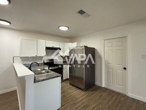 551 Bertetti Dr in San Antonio, TX - Foto de edificio - Building Photo