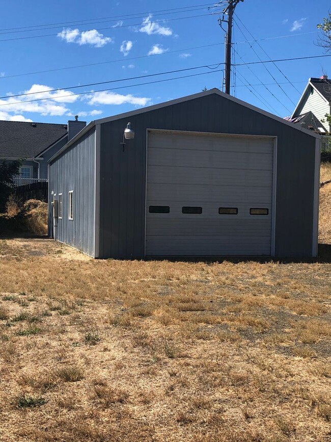 1810 NW Kline St in Roseburg, OR - Building Photo - Building Photo