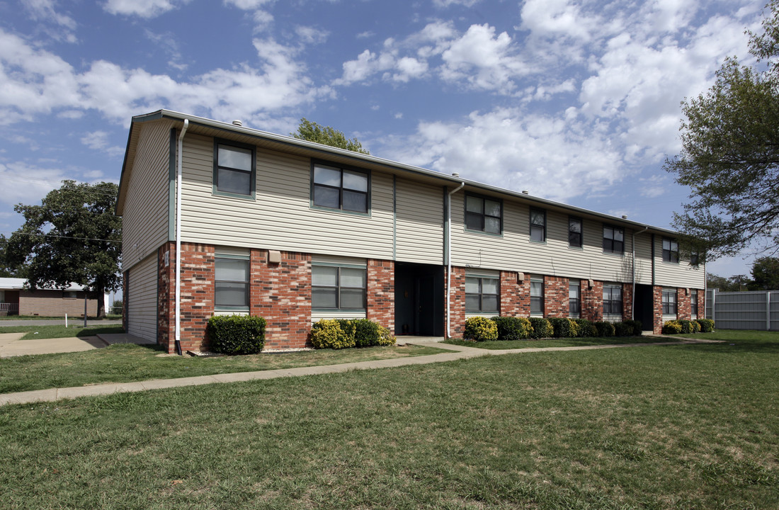 Bristow 800 Kelly Apartments in Bristow, OK - Building Photo