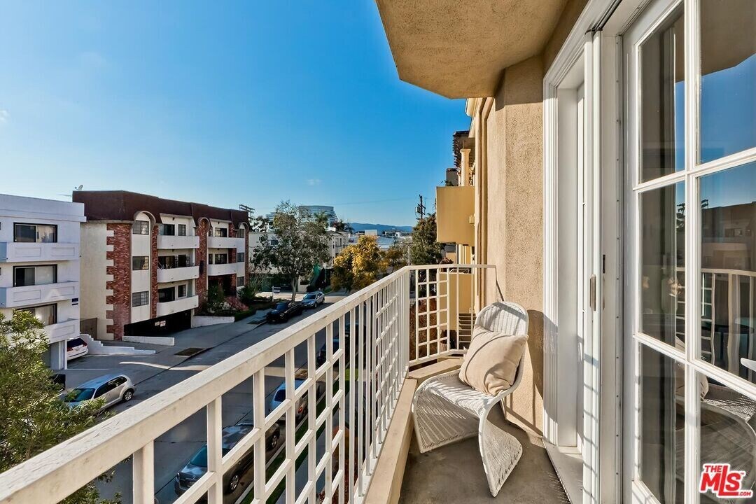 1534 Amherst Ave in Los Angeles, CA - Building Photo