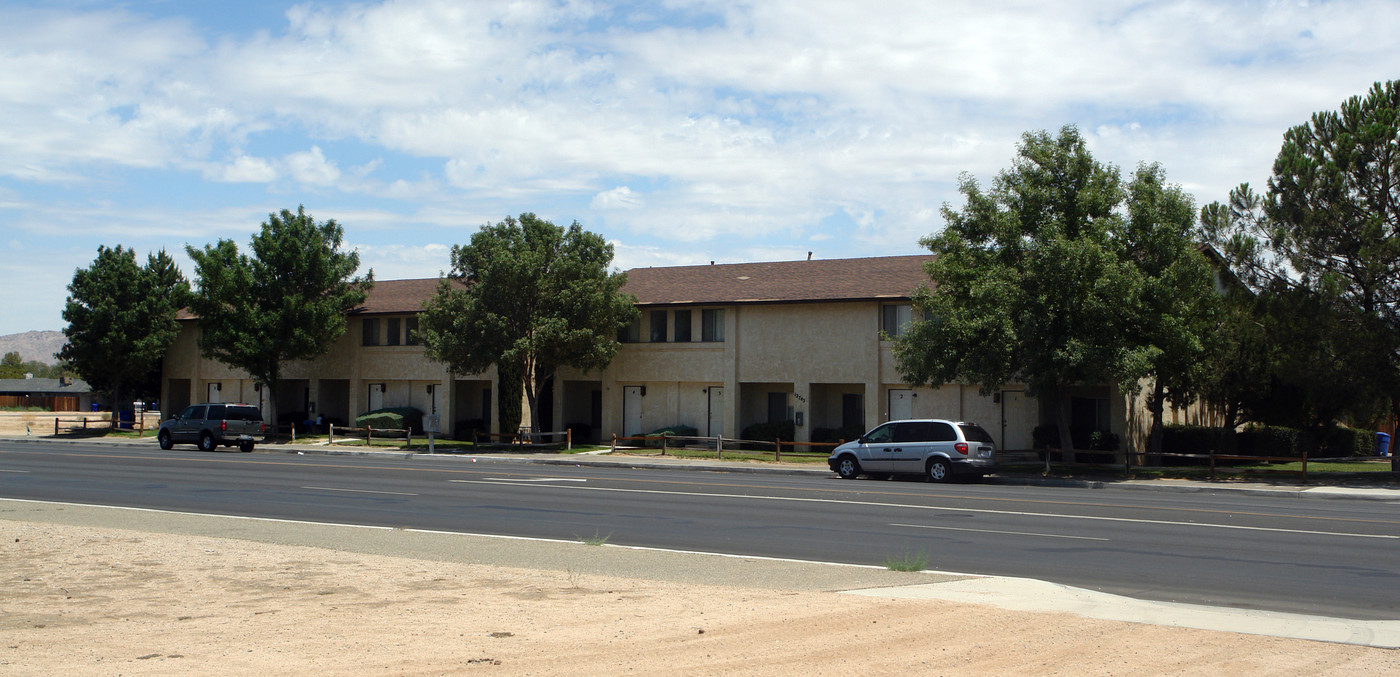 12745 Navajo Rd in Apple Valley, CA - Building Photo