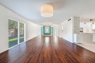 10630 Olympia Dr, Unit upper in Houston, TX - Building Photo - Building Photo