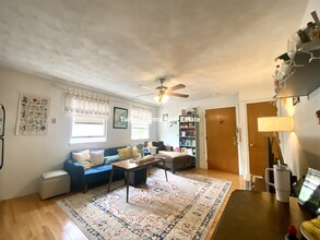 211 Holland St, Unit 3A in Somerville, MA - Building Photo - Building Photo