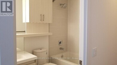 128 Fairview Mall Dr in Toronto, ON - Building Photo - Building Photo