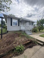 996 Lincoln Ave SE in Girard, OH - Building Photo