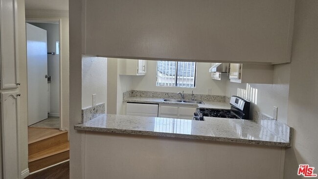 555 W Dryden St in Glendale, CA - Building Photo - Building Photo