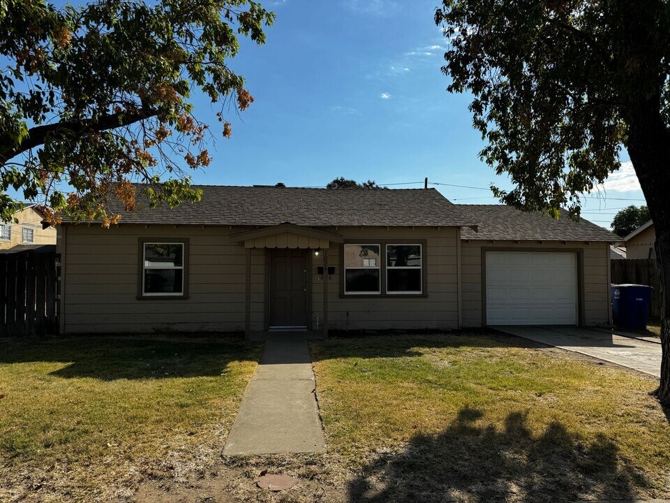 1024 Delaware Ave in Los Banos, CA - Building Photo