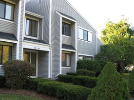 107 Hilltop Dr in Simsbury, CT - Building Photo