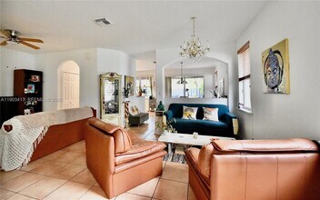 11020 NW 48th Terrace in Doral, FL - Building Photo - Building Photo