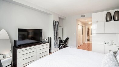 1311 S Beverly Glen Blvd, Unit 1311 in Los Angeles, CA - Foto de edificio - Building Photo