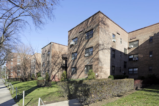 Woodhaven Apartments in Rego Park, NY - Foto de edificio - Building Photo