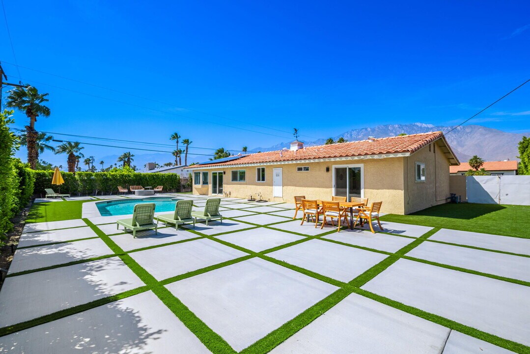 2240 N San Gorgonio Rd in Palm Springs, CA - Building Photo