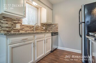 2177 Decker Rd in Walled Lake, MI - Foto de edificio - Building Photo