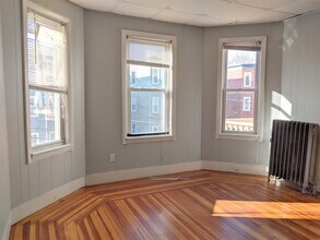 25 Belknap St, Unit 2 in Somerville, MA - Building Photo - Building Photo