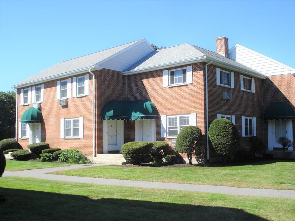 100 Emerson Gardens Rd, Unit 100 in Lexington, MA - Building Photo