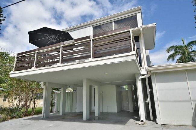 250 SE Park St in Dania Beach, FL - Foto de edificio - Building Photo