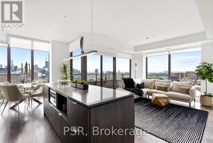 2 St Thomas St in Toronto, ON - Building Photo