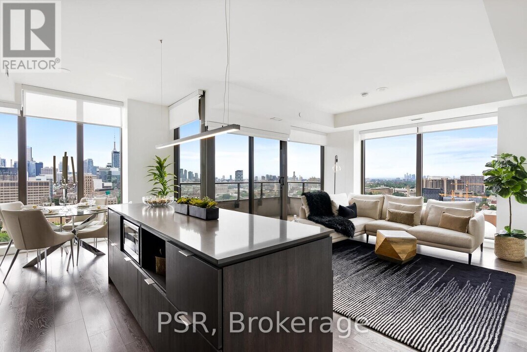 2 St Thomas St in Toronto, ON - Building Photo