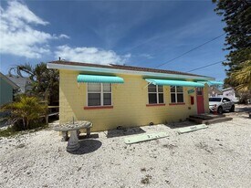 8050 Bayshore Dr in Treasure Island, FL - Building Photo