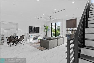 1044 N Victoria Park Rd in Fort Lauderdale, FL - Foto de edificio - Building Photo