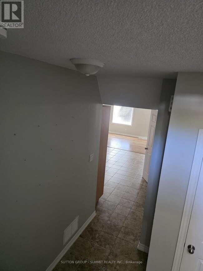 329 Edgehill Dr in Barrie, ON - Building Photo - Building Photo