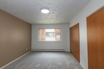 Colonial Place Apartments in Lansing, MI - Foto de edificio - Building Photo