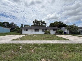 341 Silver Beach Rd in Riviera Beach, FL - Building Photo