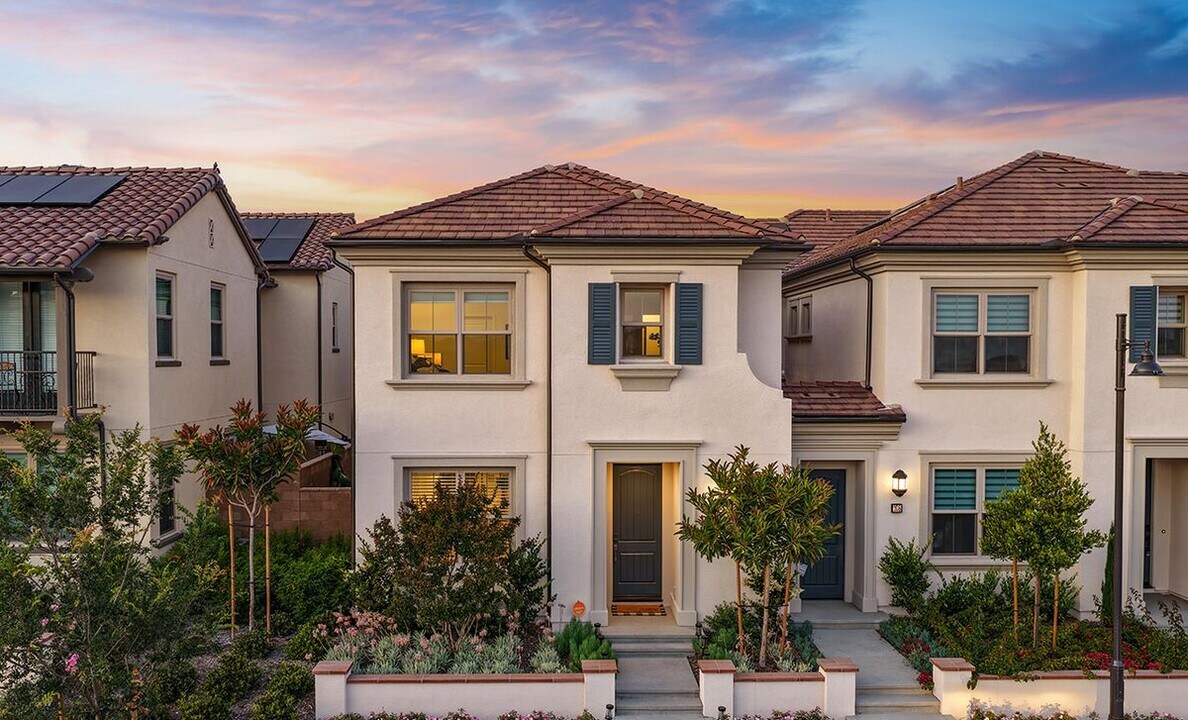106 Sunnyside in Irvine, CA - Building Photo