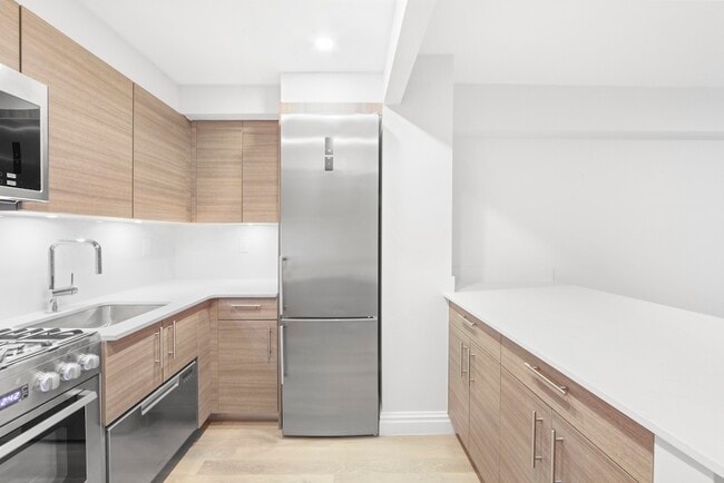 325 E 51st St in New York, NY - Foto de edificio - Building Photo