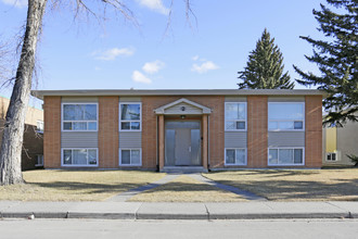 2736 Brentwood Blvd NW in Calgary, AB - Building Photo - Building Photo