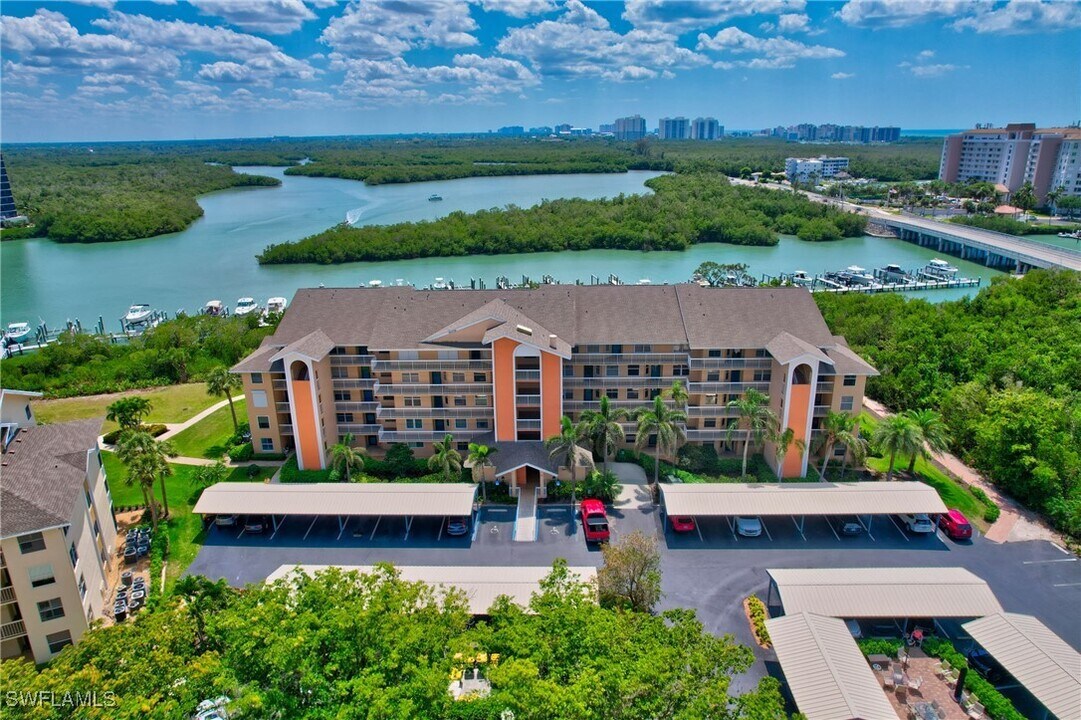 300 Horse Creek Dr in Naples, FL - Building Photo