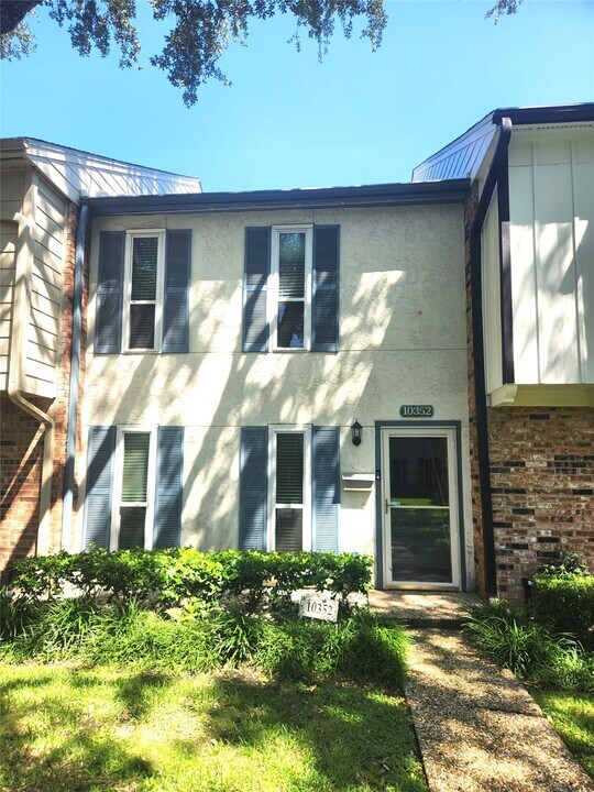 10352 Longmont Dr in Houston, TX - Building Photo