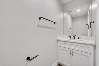 16385 Valencia Ave in Fontana, CA - Building Photo - Building Photo