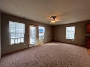 1104 Flagstone Ln in Pleasant Hill, IA - Building Photo - Building Photo