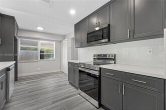 3303 NW 37th Ave in Lauderdale Lakes, FL - Building Photo - Building Photo
