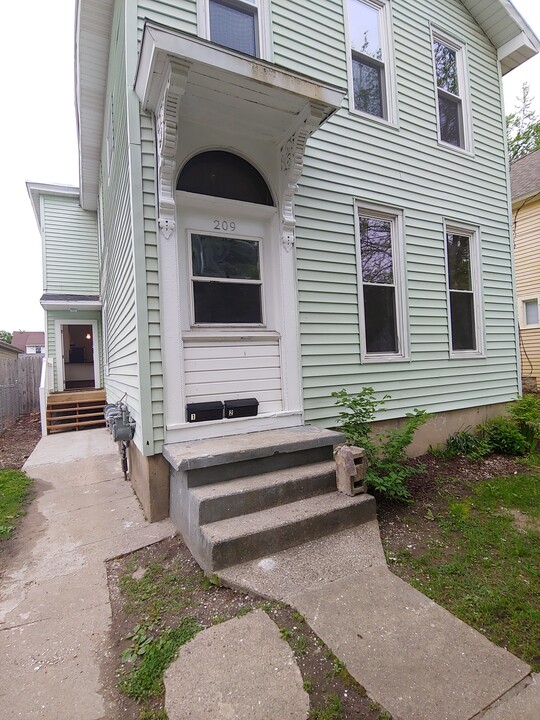209 National Ave NW in Grand Rapids, MI - Building Photo