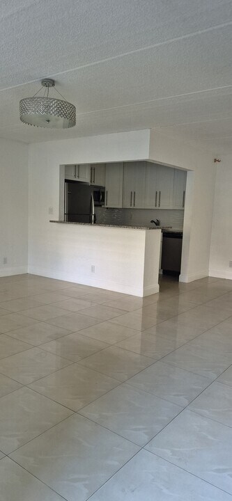 2100 Springdale Blvd, Unit Y112 in Palm Springs, FL - Foto de edificio