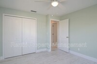 1324 Miramar St in Cape Coral, FL - Foto de edificio - Building Photo